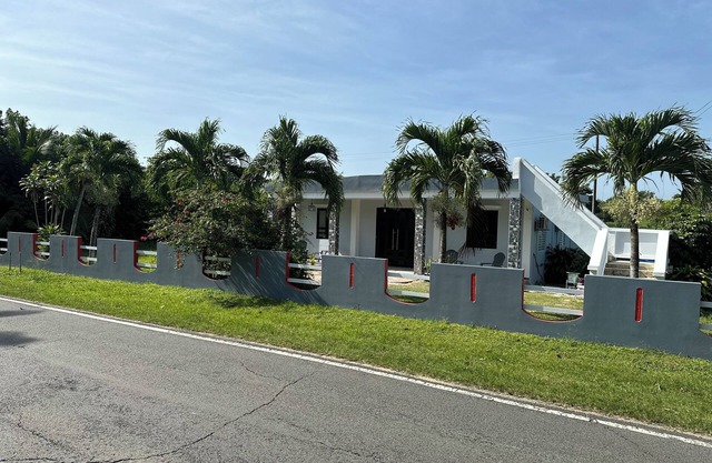 Coastal Private Home 3 bedrooms 3 bathrooms all amenities steps away from Beach