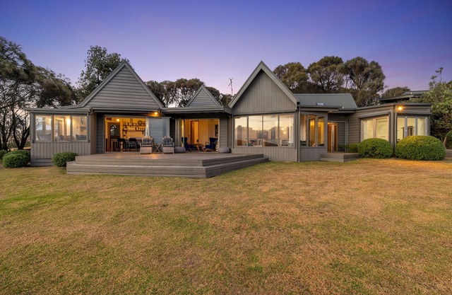 COASTAL RETREAT FOR ALL SEASONS 2-14 GUESTS