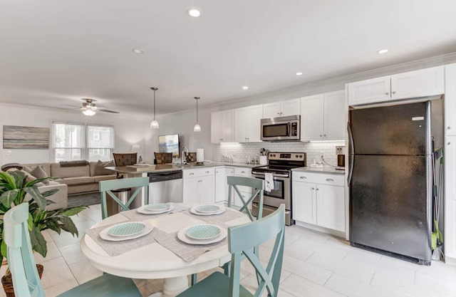 COASTAL TOWNHOUSE- IN OLD VILLAGE (CLOSE TO BEACHES, HISTORIC SITES) 3BDRM