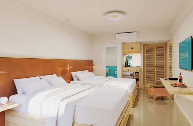 Coastal Vibe | 2 Balcony Queen Rooms Near Downtown Galveston