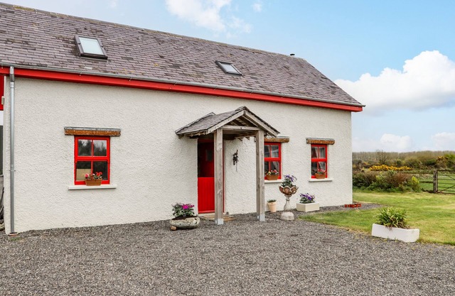 COB COTTAGE, pet friendly, with a garden in Kilmore, County Wexford
