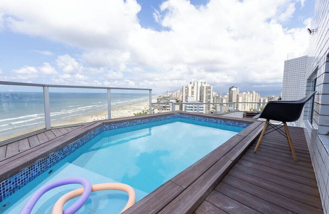 Cobertura a beira mar com piscina e churrasqueira