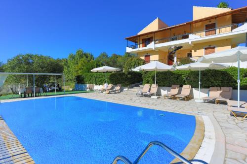Cochelli Upper Pool Walk to beach AC WiFi