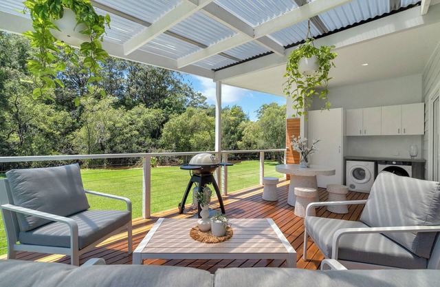 Cockatoo - Sleeps 5, Pet Friendly, Luxe Riverside Retreat