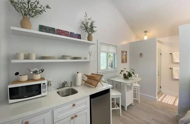 Coco Cottage - 1BD, 3 min drive to Albany/Lyford