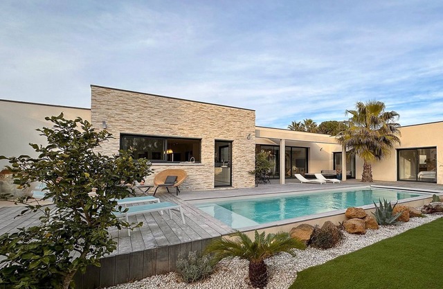 Cocoon architect-designed villa, 200m walk to beach+pool, table tennis, table soccer