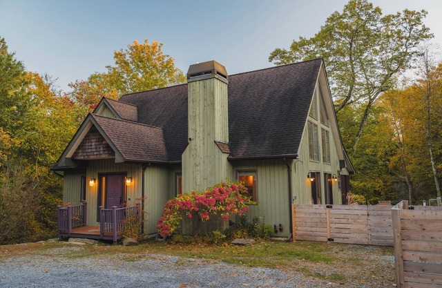 Cold Spring Mountain Retreat: Secluded Autumn Oasis