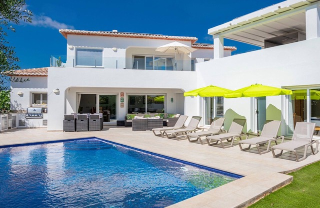 Colina - modern 3 bedroom villa close to town/beaches