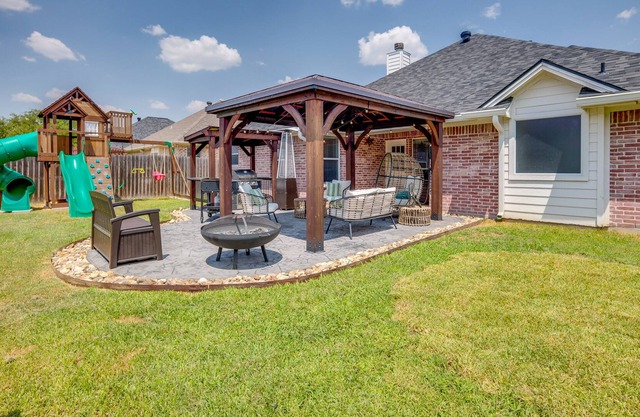 College Station Home w/ Yard ~ 4 Mi to Texas A & M