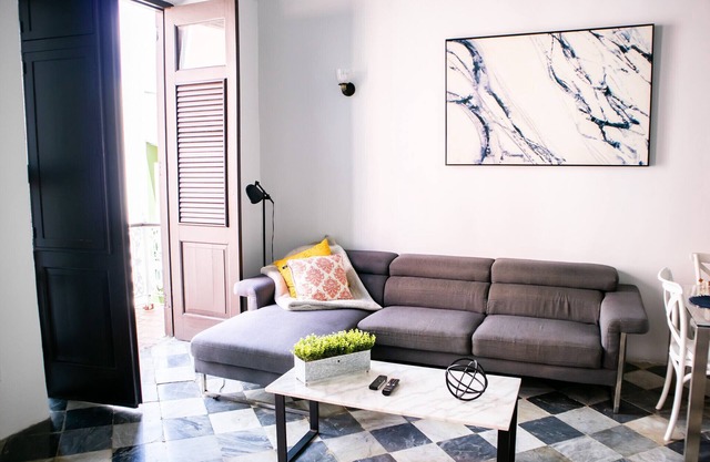 Colonial Apt. w/Balcony in OSJ/Next to San Sebastian St.