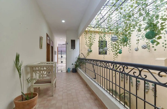Colonial Oasis: Stylish Retreat with Free WiFi and Invigorating Hot Water