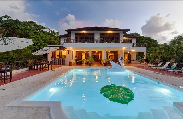 COLONIAL STYLE BEACHFRONT VILLA 4-10 People