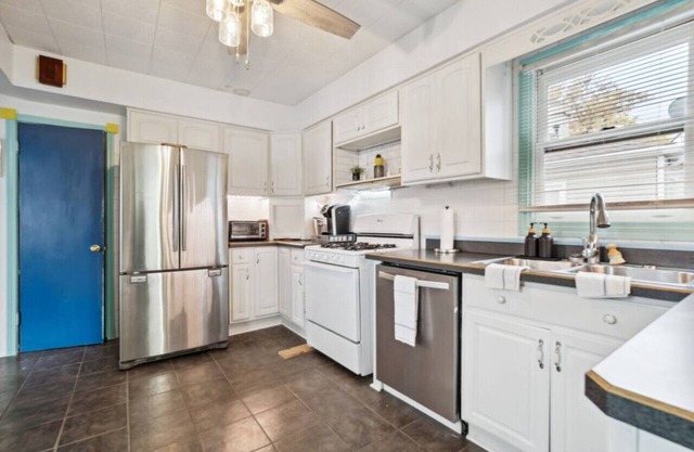 Colorful and Quiet - 3-Bedroom Cottage Home in Mayfield Heights