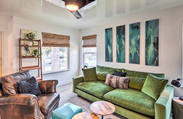 Colorful, Cozy Southeast Austin Home 15 min to DT
