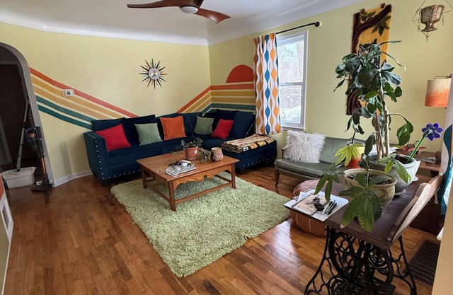 Colorful Quirky 2-bdrm house. Sleeps 6. Private yard. 2 miles from dwtn GR.