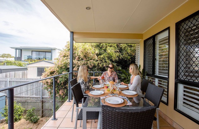 Colourful Shelly Beach Townhouse + Pet-friendly