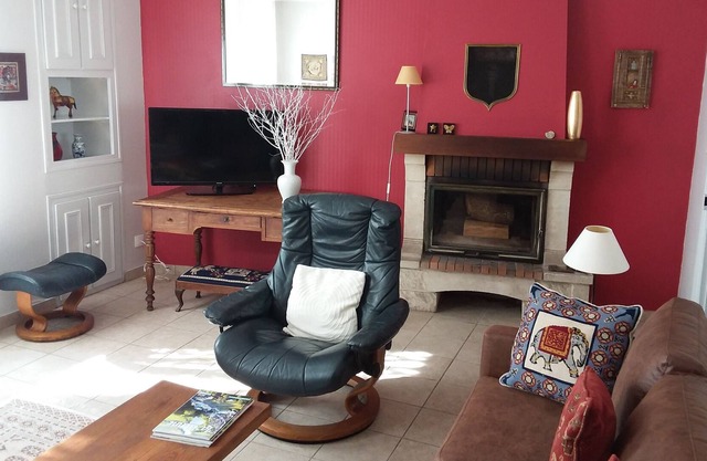 Colourful well equipped 2-Bed House in Le Vigeant