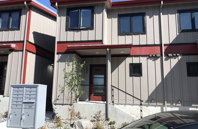 Columbia Gorge Industrial Loft on 2nd Street - 2 bdrm plus Den