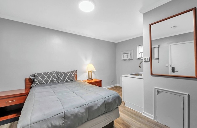 Comfortable Stay for 2 – Streaming and Parking!