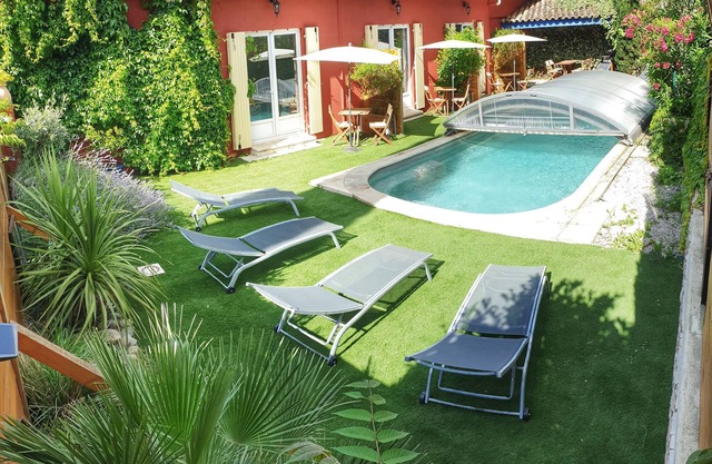 "Come" at home, 3 gites with swimming pool in the heart of Vacqueyras