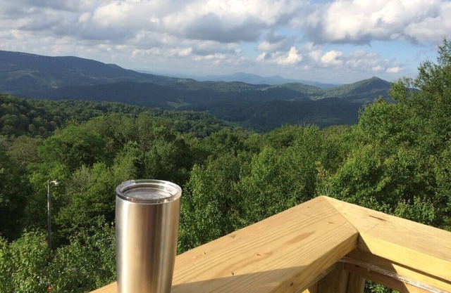 Come relax at 4900 feet (ski in/out)