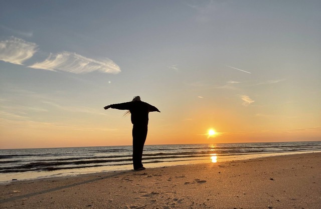 Come watch the sunsets at this bay beach getaway!