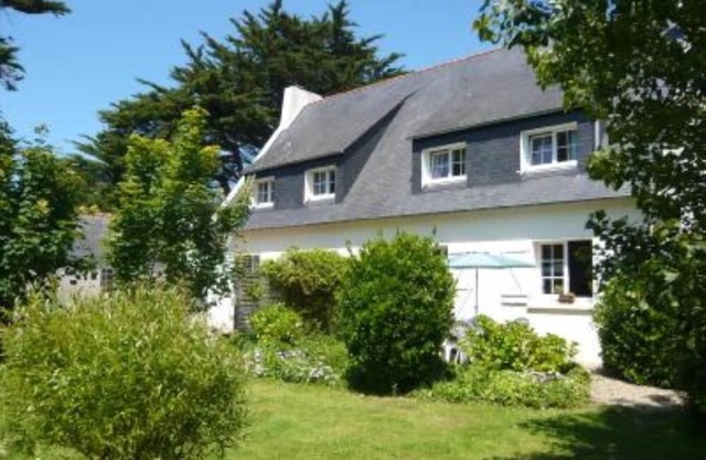 Comfortable house with large garden, very close to the sea.