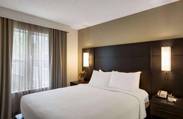 Comfort and Relaxation! 2BR Suites With Kitchen, Free Breakfast, Bring Your Pets