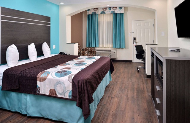 Comfort and Convenience! Near TGR Exotics Wildlife and Geronimo Adventure Park!