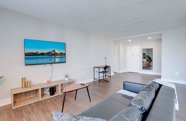 Comfort at Crystal City - Amazing Apartment W gym