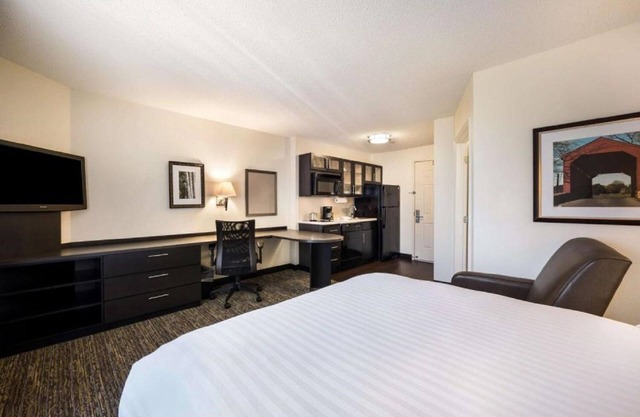 Comfort & Convenience! Pet-friendly Property w/Parking, Full Kitchen!