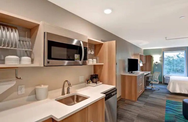Comfort Meets Convenient: Close to Tampa Airport. FREE Breakfast, Pool!