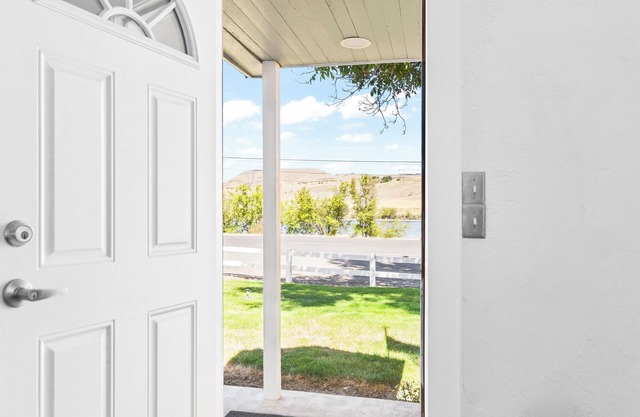 Comfort & River Views! 2-bedroom house in charming Asotin, Washington.