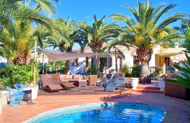 Comfort villa with private pool, jacuzzi, air conditioning and sauna for 6 people