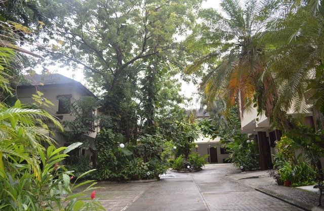 Comfortable house/3 bedrooms with private baths/great location
