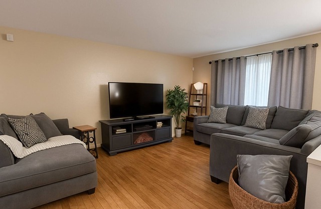 Comfortable 2 bedroom house near Great Lakes Navy Base ideal for families