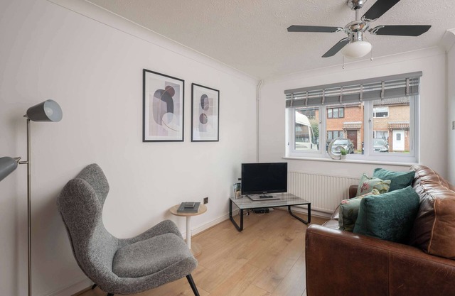 Comfortable 2 Bedroom Home with Parking in Taunton