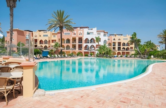 Comfortable 3BR Unit Close to Meia Praia Beach! 2 Outdoor Pools, Free Parking!