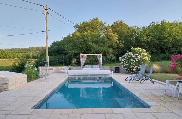 Comfortable accommodation in quiet Provencal countryside, with swimming pool and spa.