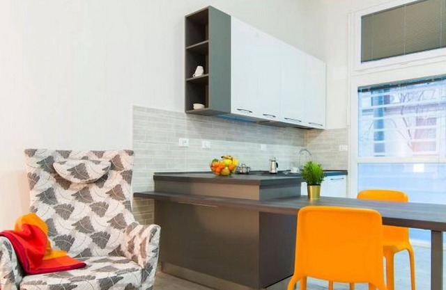 Comfortable and bright two-room apartment situated in an elegant district just outside the historic center of Bologna, a short distance from the Central Station.This apartment can comfortably accommodate up to 4 people and is equipped with every comfort,