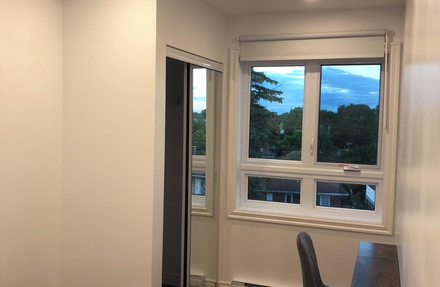 Comfortable and luxurious condo with parking! 5 minutes from Place Bell