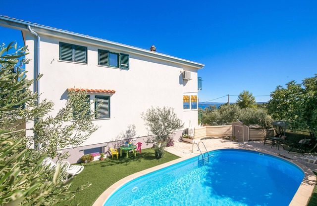 Comfortable and spacious apartment with terrace and sea view Kaštel Novi, Kaštela (A-22569-a)