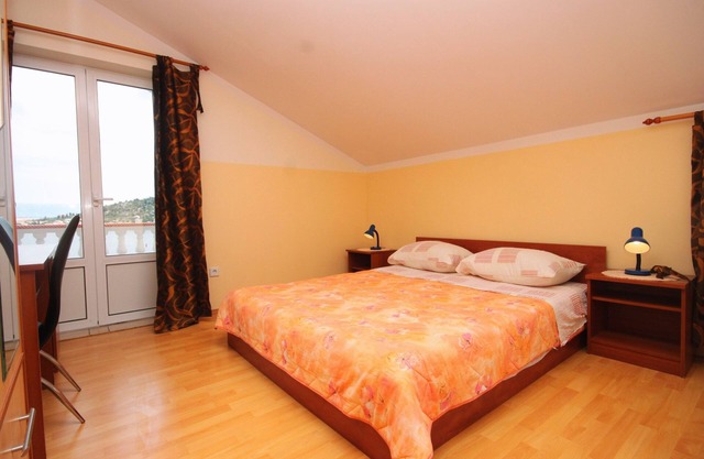 Comfortable and spacious apartment with terrace and sea view Kali, Ugljan (A-8234-a)