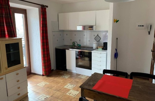 Comfortable and sunny 2 bedrooms unit in old farm house with garden