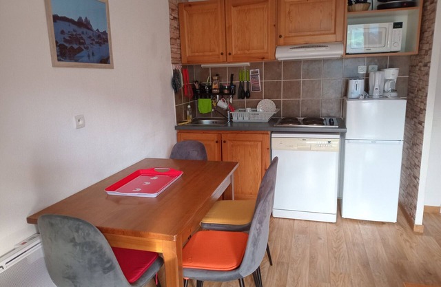 Comfortable apartment, 300m from slopes and shops, south-facing balcony, parking, pets allowed