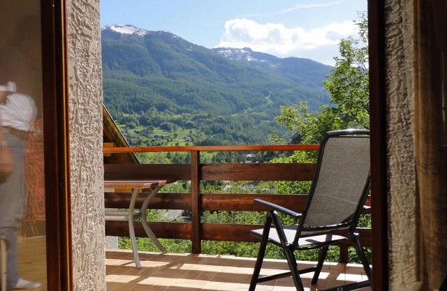 Comfortable apartment in chalet with splendid view