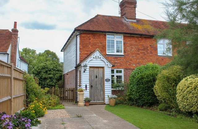 Comfortable, characterful cottage for 3 in Tenterden, woodburner and parking