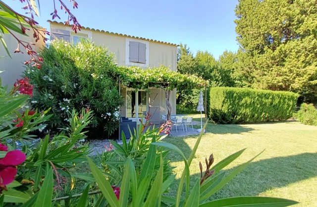 Comfortable cottage 3 people max with pool near Isle sur Sorgue