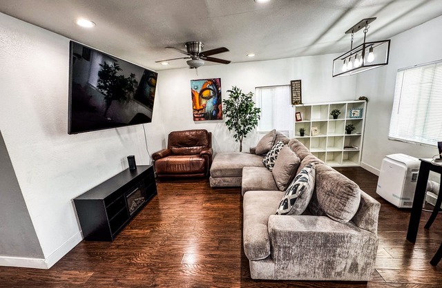 Comfortable Cozy Compton Gem