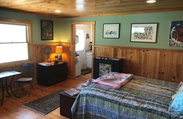 Comfortable & Cozy Getaway on Casco Bay